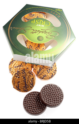 Scatola di Elizabeth Shaw dark chocolate mint crisp avvolto circolare nido choc turni Foto Stock