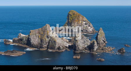 Pile di mare al largo della costa occidentale a testa Faraid vicino a Durness nelle Highlands scozzesi UK Foto Stock