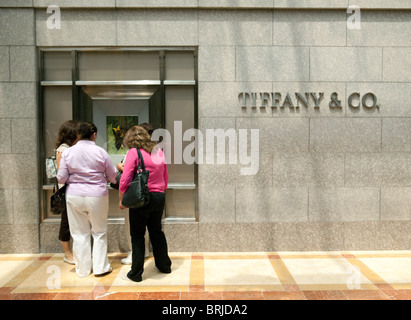 Donne in cerca di una finestra di visualizzazione, Tiffany & Co gioiellerie, Las Vegas Stati Uniti d'America Foto Stock