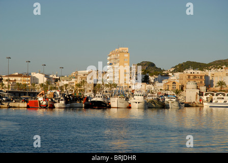 Barche da pesca in porto, Javea / Xabia, Provincia de Alicante, Comunidad Valenciana, Spagna Foto Stock