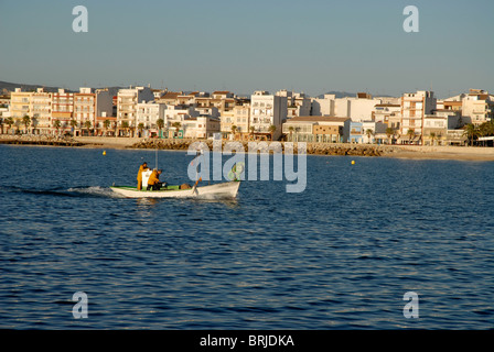 Piccola barca da pesca in arrivo al porto, Javea / Xabia, Provincia de Alicante, Comunidad Valenciana, Spagna Foto Stock