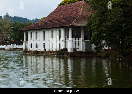 Sri Dalada Maligawa o il tempio della Sacra Reliquia del Dente è un tempio buddista di Kandy Foto Stock