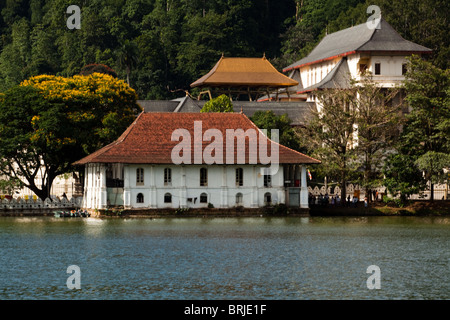 Sri Dalada Maligawa o il tempio della Sacra Reliquia del Dente è un tempio buddista di Kandy Foto Stock