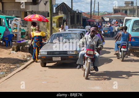 Una strada trafficata nella città di Akure, Ondo stato, Nigeria. Foto Stock