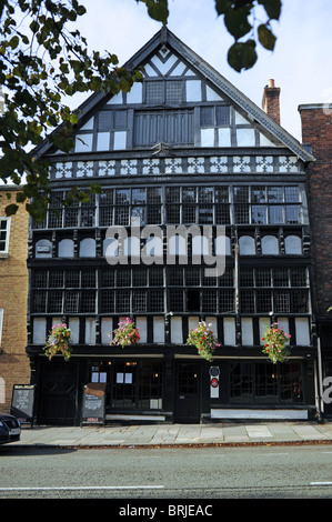 L'orso e la billetta pub di Chester originariamente una casa cittadina costruita nel 1664 e convertito in una locanda nel XVIII secolo REGNO UNITO Foto Stock