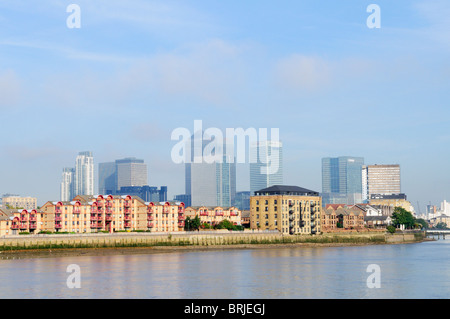 Canary Wharf grattacieli e Riverside Appartamenti sull'Isola di cani, Docklands, Londra, Inghilterra, Regno Unito Foto Stock