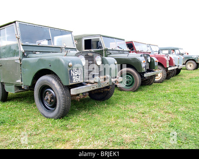 Una fila di vecchia serie landrovers sul display nel paese mostrano, Cornwall, Regno Unito Foto Stock