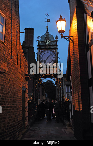 Il famoso Old Victorian Eastgate Clock sul muro romano nel centro citta' di Chester Regno Unito costruito nel 1897 Foto Stock