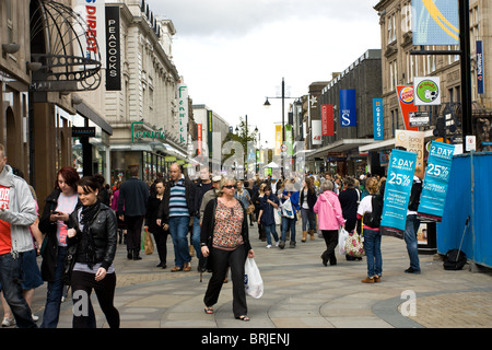 Vista degli acquirenti su Northumberland St nel centro cittadino di Newcastle, Inghilterra del nord est. Foto Stock