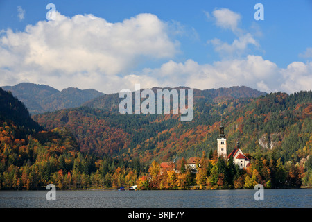 La Chiesa dell'assunzione sul lago di Bled, Gorenjska, Slovenia in autunno Foto Stock