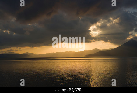 Il lago di Shikotsu al tramonto, con raggi di sole proveniente attraverso le nuvole. Foto Stock