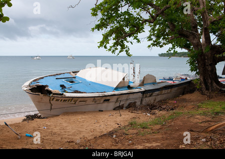 L'immagine di barche abbandonate sulla piccola isola di mais Foto Stock