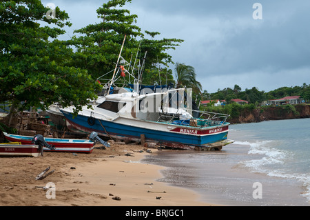 L'immagine di barche abbandonate sulla piccola isola di mais Foto Stock