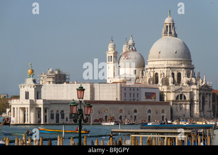 Vista di Santa Maria della Salute di fronte a Piazza San Marco a Venezia con un cartellone pubblicitario Foto Stock
