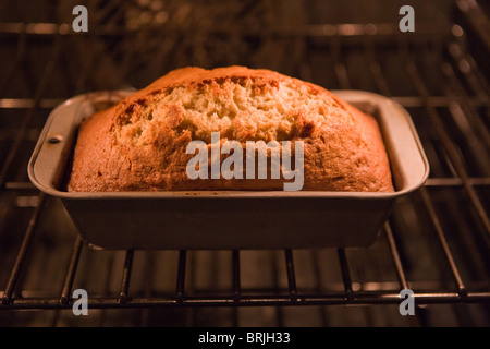 Fatto in casa pane alla banana la cottura in forno, finito di cottura. Foto Stock