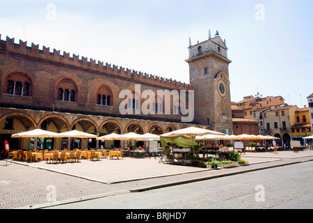 Piazza delle Erbe - una tipica piazza (Plaza) con il mercato delle erbe e ristoranti e negozi a Mantova, Lombardia, Italia Foto Stock