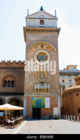 Palazzo della Ragione Torre dell'Orologio con il suo orologio astronomico, Mantova, Lombardia Italia Foto Stock