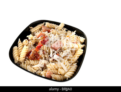 La pancetta e patè di pomodoro Pasta con funghi e formaggio parmigiano in una ciotola nero isolato su bianco Foto Stock