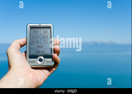 Il navigatore GPS in mano contro Chivyrkuy bay nel Baikal Foto Stock