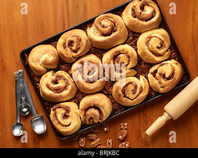 Vassoio del pane appena sfornato panini alla cannella Foto Stock