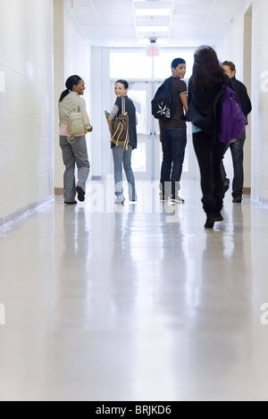 Gli studenti delle scuole superiori a piedi giù il corridoio della scuola Foto Stock