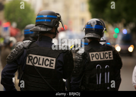 CRS polizia di Parigi Belleville' dopo alcune difficoltà con manifestanti cinesi foto di Owen Franken Foto Stock