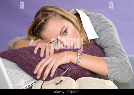 Stanco della donna alla reception Foto Stock