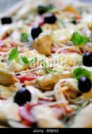 Non cotti ingredienti sulla pizza fresca, close-up Foto Stock