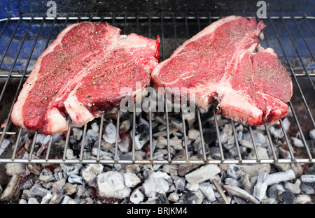 Non cotte le bistecche alla fiorentina su barbecue grill Foto Stock