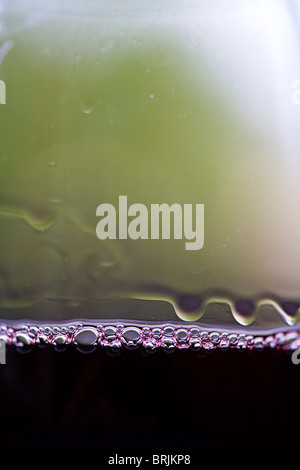 Lacrime di vino, bolle sul bicchiere di vino rosso Foto Stock