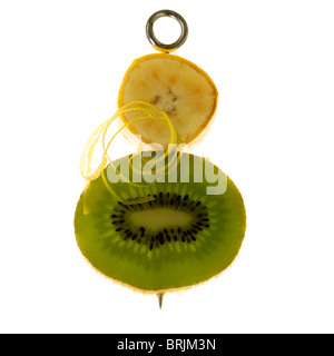 Banana, kiwi e la scorza di limone su spiedino Foto Stock