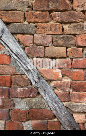 Dettaglio della trave di legno in un muro di mattoni, Jasenovac, Slavonia Foto Stock