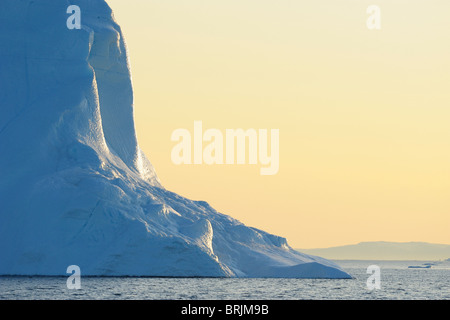 Iceberg nella baia di Disko al tramonto, ghiacciaio Jakobshavn, Ilulissat Foto Stock