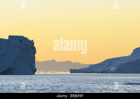 Iceberg nella baia di Disko al tramonto, ghiacciaio Jakobshavn, Ilulissat Foto Stock