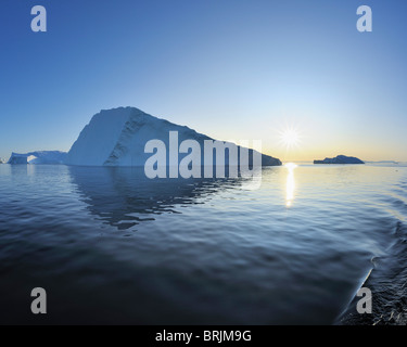 Iceberg nella baia di Disko al tramonto, ghiacciaio Jakobshavn, Ilulissat Foto Stock