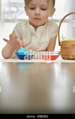 Bambina la tintura di uova di Pasqua Foto Stock