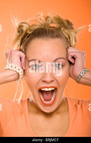 Donna che urla Foto Stock