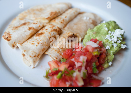 Le Quesadilla con salsa guacamole e Foto Stock