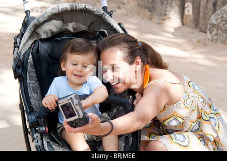 La madre sta immagine di se stessa e ragazzo Foto Stock