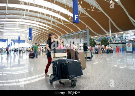 Shanghai, Cina. Atrio principale sala partenze con volo bacheca, Aeroporto Internazionale di Pudong, Shanghai Foto Stock