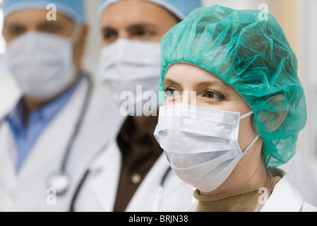 I medici che indossano maschere chirurgiche Foto Stock