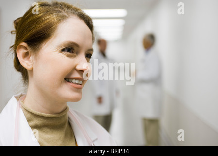Lavoratore Healthcare sorridente, guardando lontano, ritratto Foto Stock