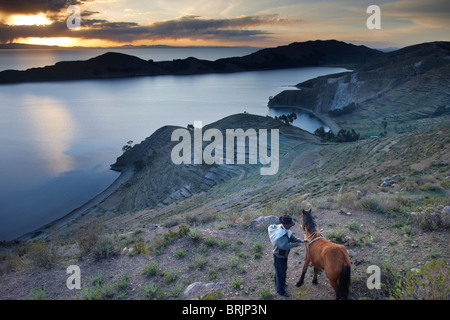 Un campesino con il suo cavallo su Isla del Sol, il lago Titicaca, Bolivia Foto Stock