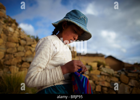 Una ragazza in cucitura, Isla del Sol, il lago Titicaca, Bolivia Foto Stock