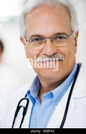 Medico sorridente, ritratto Foto Stock