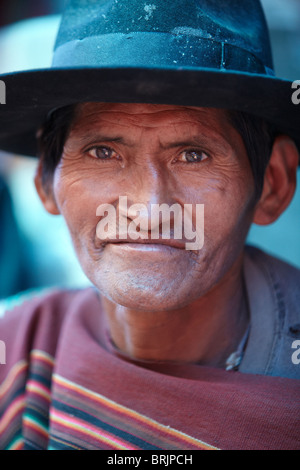 Un uomo locale nel mercato a Tarabuco, Bolivia Foto Stock