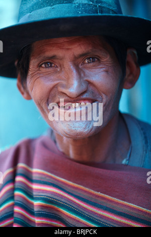 Un uomo al mercato Tarabuco, Bolivia Foto Stock