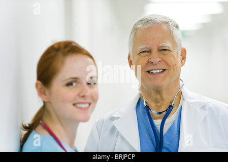 Medico e infermiere sorridente, ritratto Foto Stock