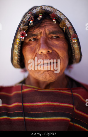 Un uomo locale nel mercato a Tarabuco, Bolivia Foto Stock