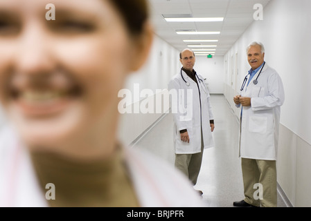 I medici parlare insieme nel corridoio di ospedale Foto Stock